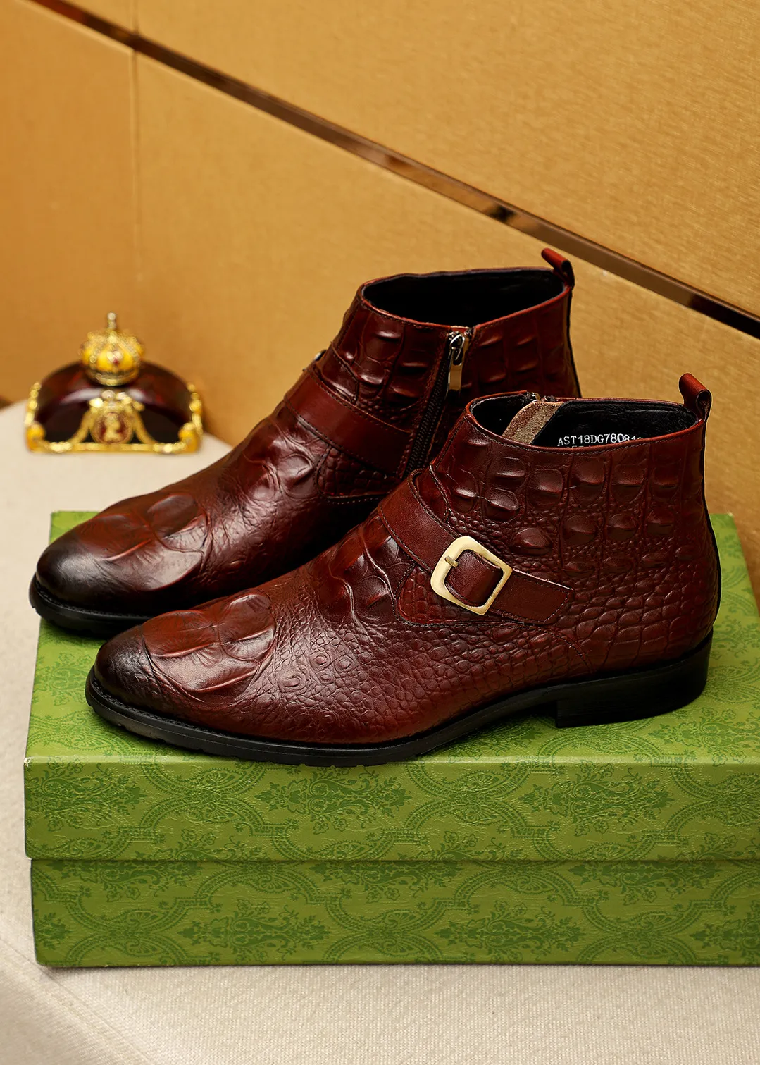 Men's shoes 💰600 💐 Product trademark: GUCCI "Gucci" high-top leather shoes Regular size: 38-44 (37.45.46🉑️Customized) Product materials: Selected imported first-layer calfskin embossed upper + luxury hardware buckle, imported sheep 🐑 leather lining. Strong three-dimensional visual effect, original outsole color: 2 colors available